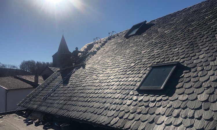 Pose de fenêtre de toit VELUX sur de l'ardoise de Corrèze -AYDAT - PAQUET JULIEN